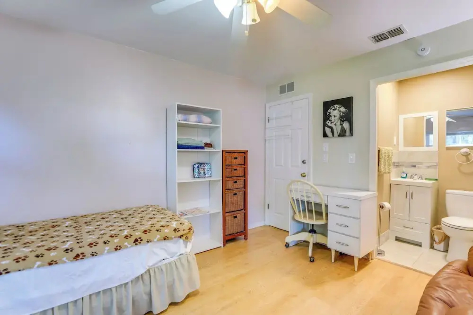 Walkable Studio in Pinellas Park w/ Desk & Patio