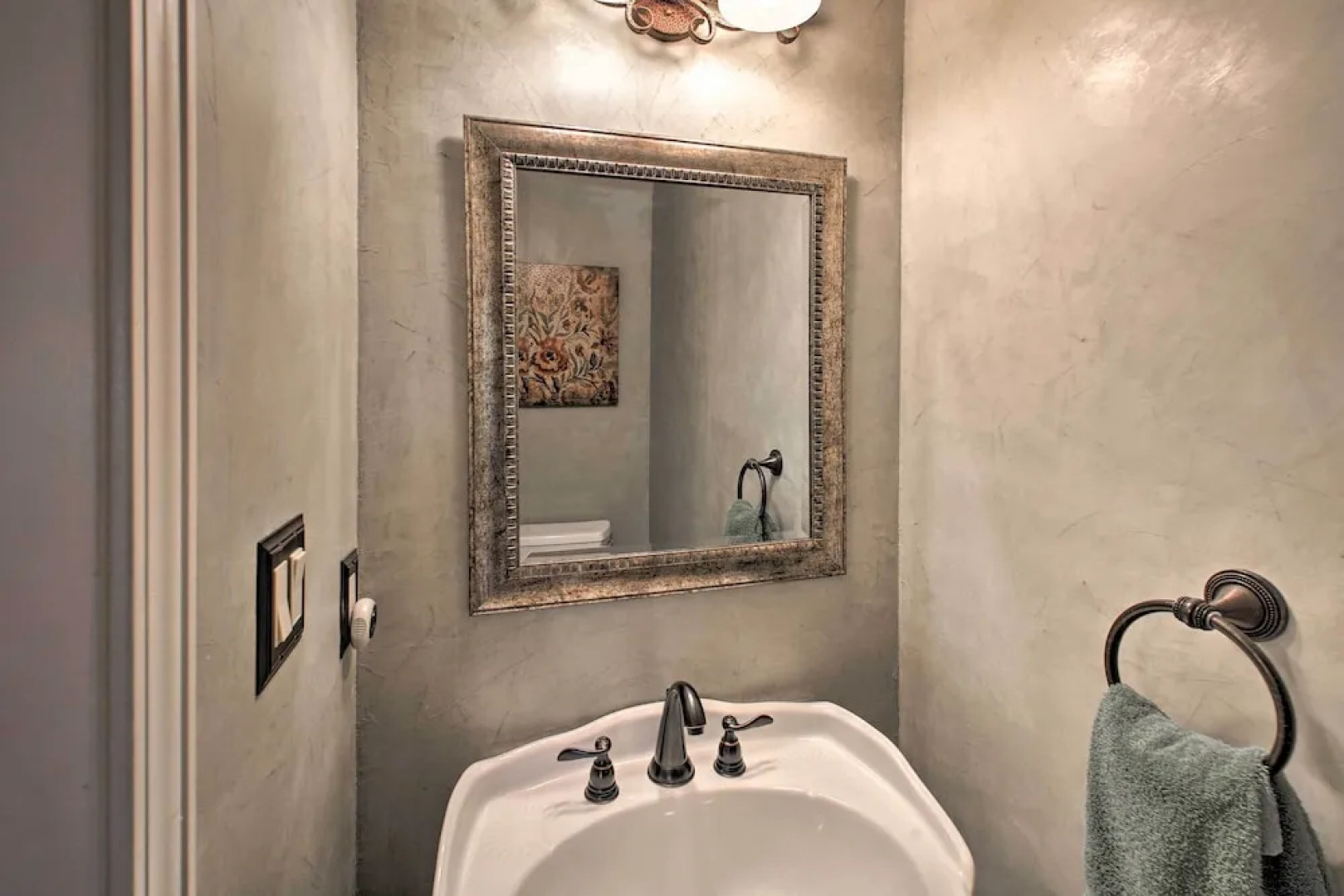 3 Mi to Lake Desoto: Home w/ Furnished Deck!