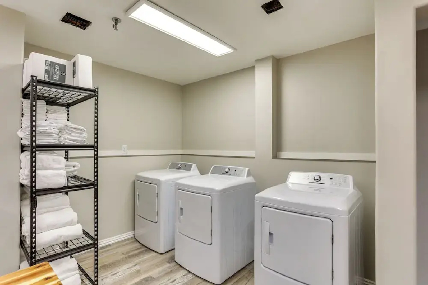 Half-mi to Oakland City Golf Club: Sleek Apartment