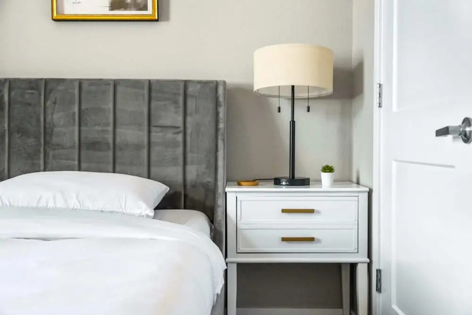 Chic Apt w Jacuzzi Pool BBQ Mountain Views