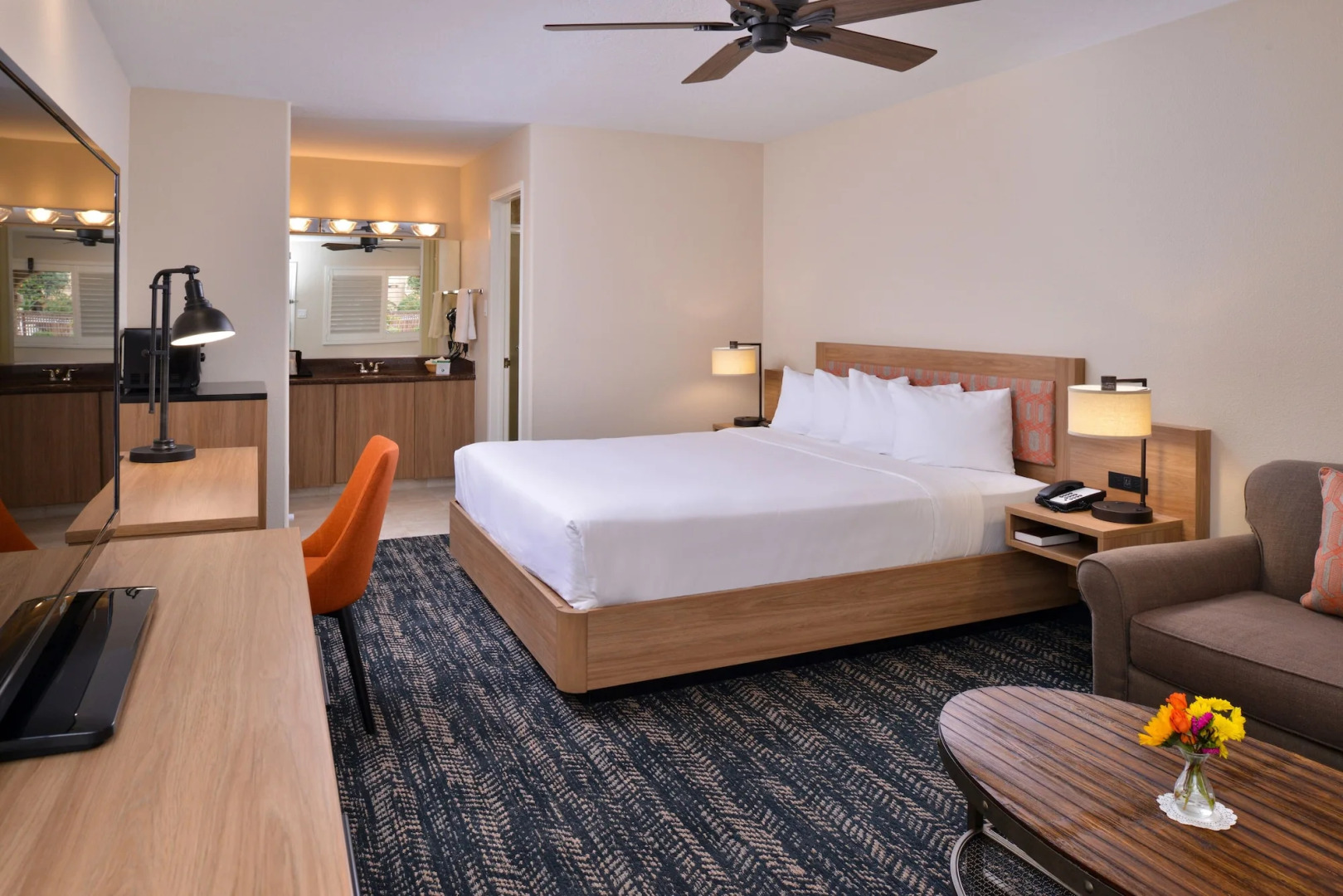 La Fuente Inn & Suites