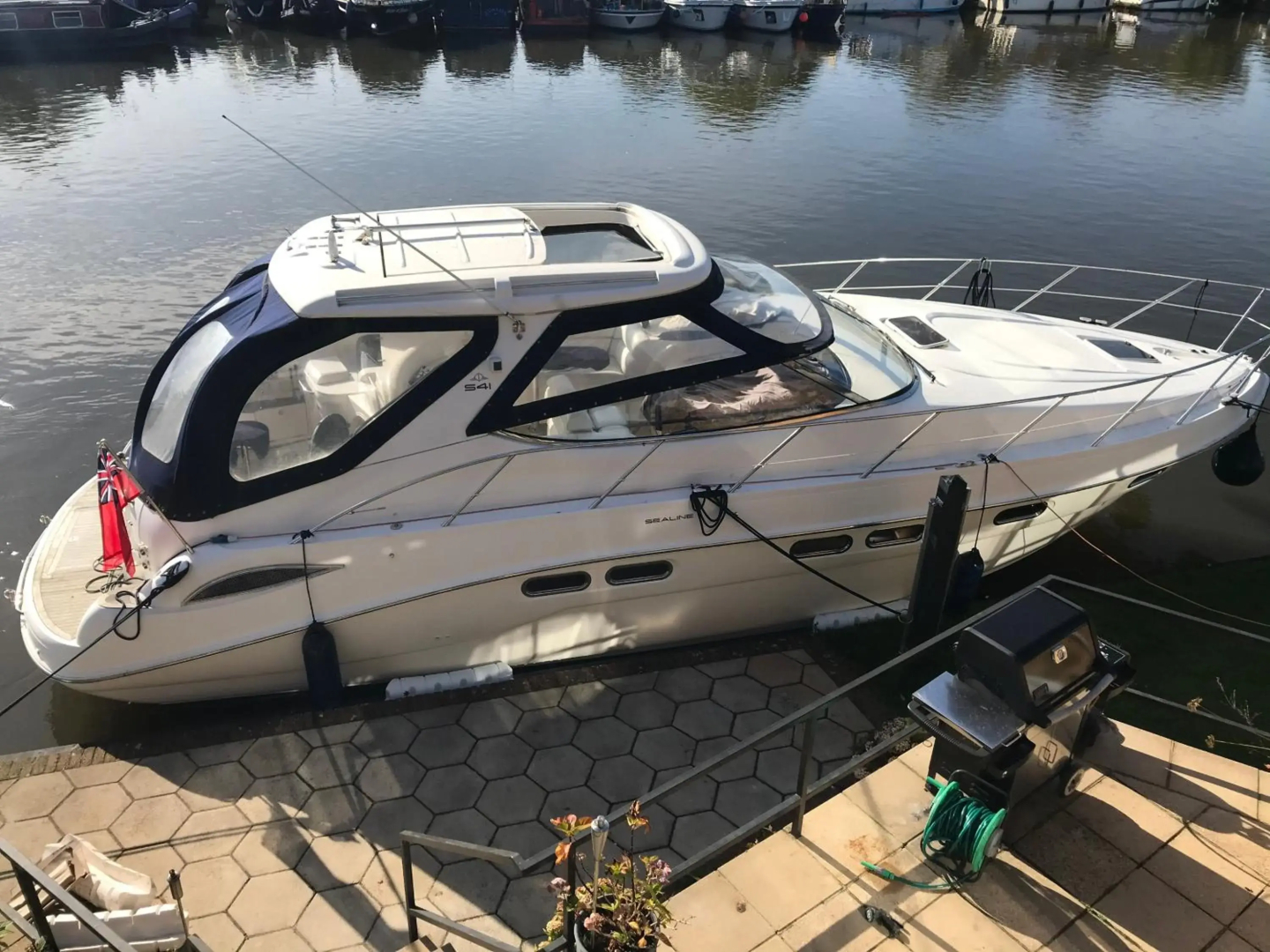 ENTIRE -HEATED -LUXURY YACHT - moored on Private Island -WIFI -sleeps up to 4 Adults or Adults with children over 2 years old -LAPLAND UK THORPE PARK LEGOLAND WINDSOR CASTLE HEATHROW ASCOT RACES WENTWORTH SAVILLE GARDENS LONDON