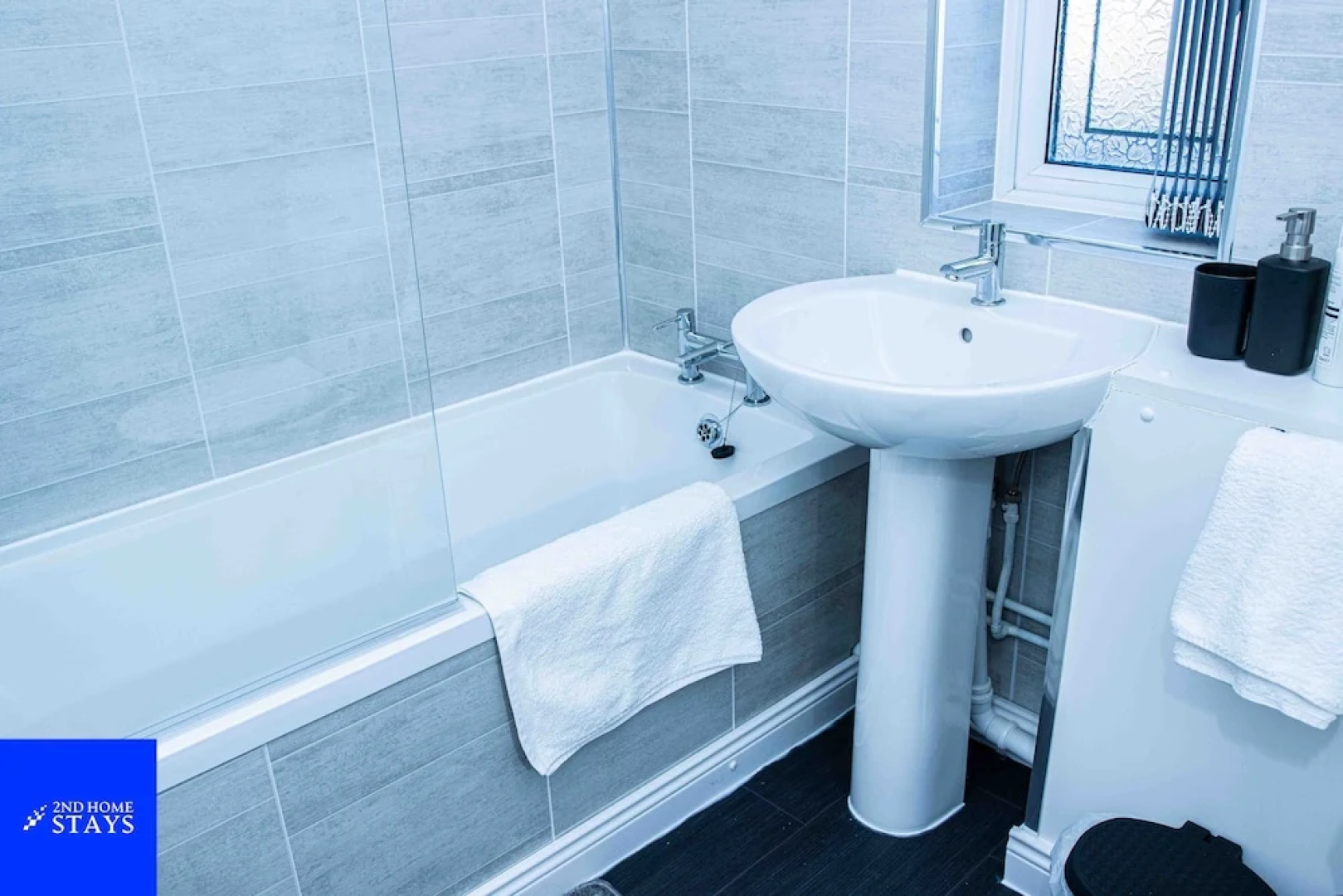 2ndhomestays -walsall- Charming 3-bedroom House
