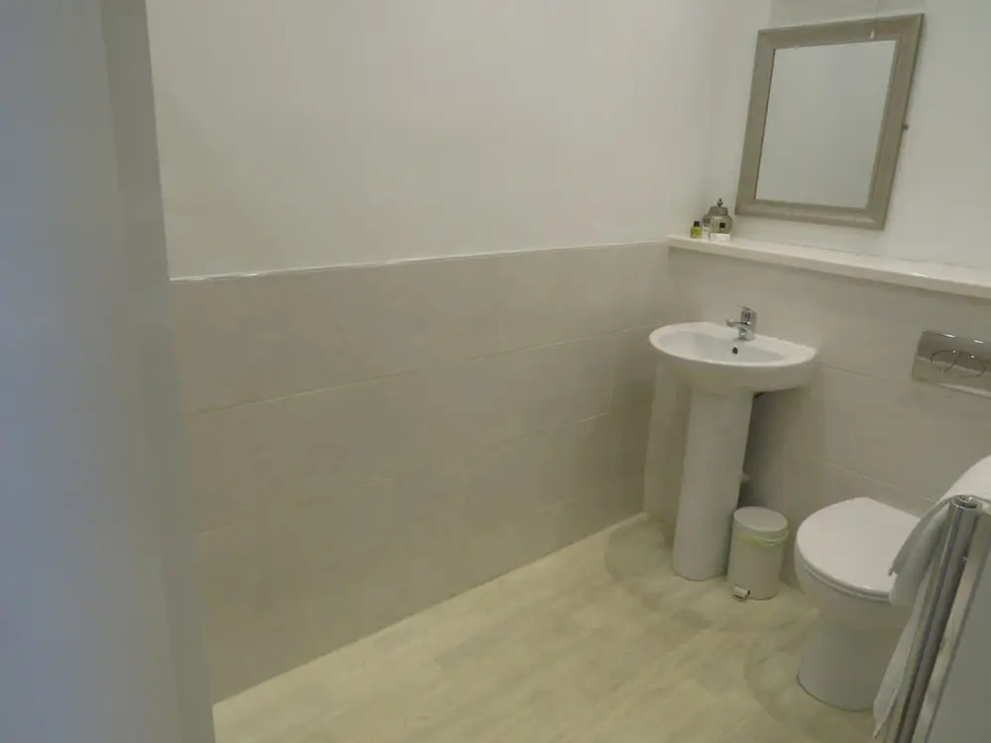 The Station Bar Grill and Rooms