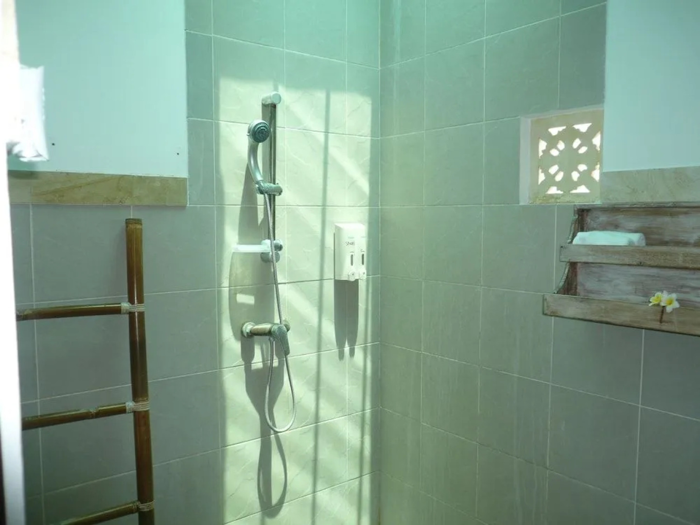 Lucky Paradise Bungalows on The Beach