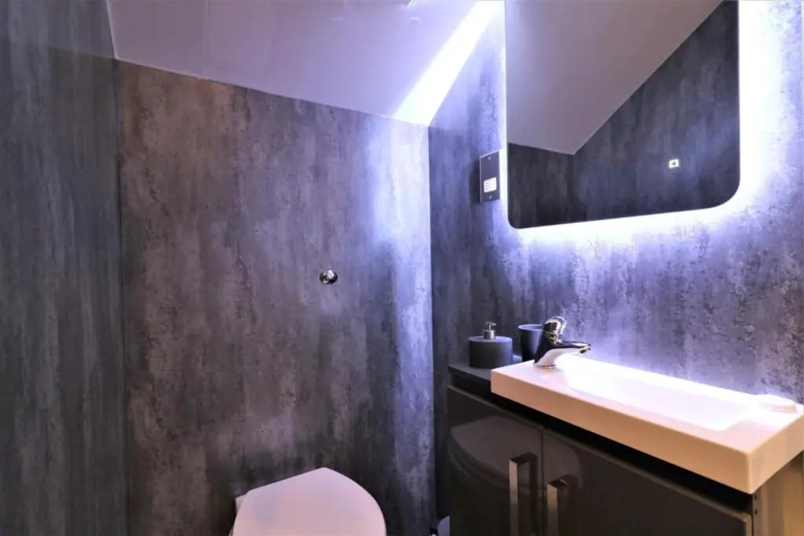 Signature - Lindin Cottage Room 4