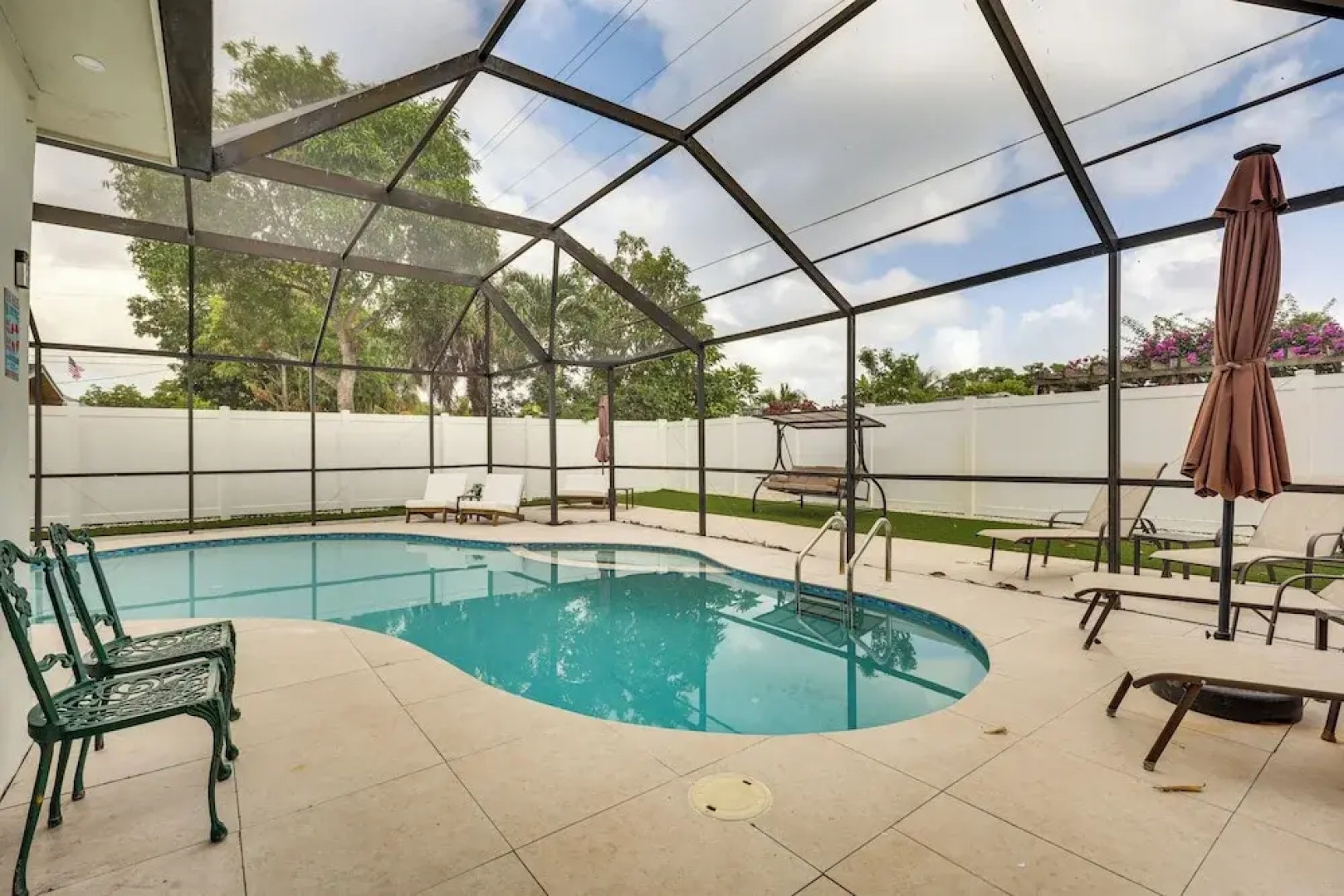 Backyard Oasis: Fort Lauderdale Home Near Beach