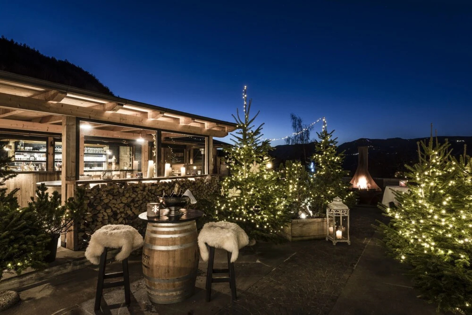 Presulis Hideaway Apartments & Restaurant