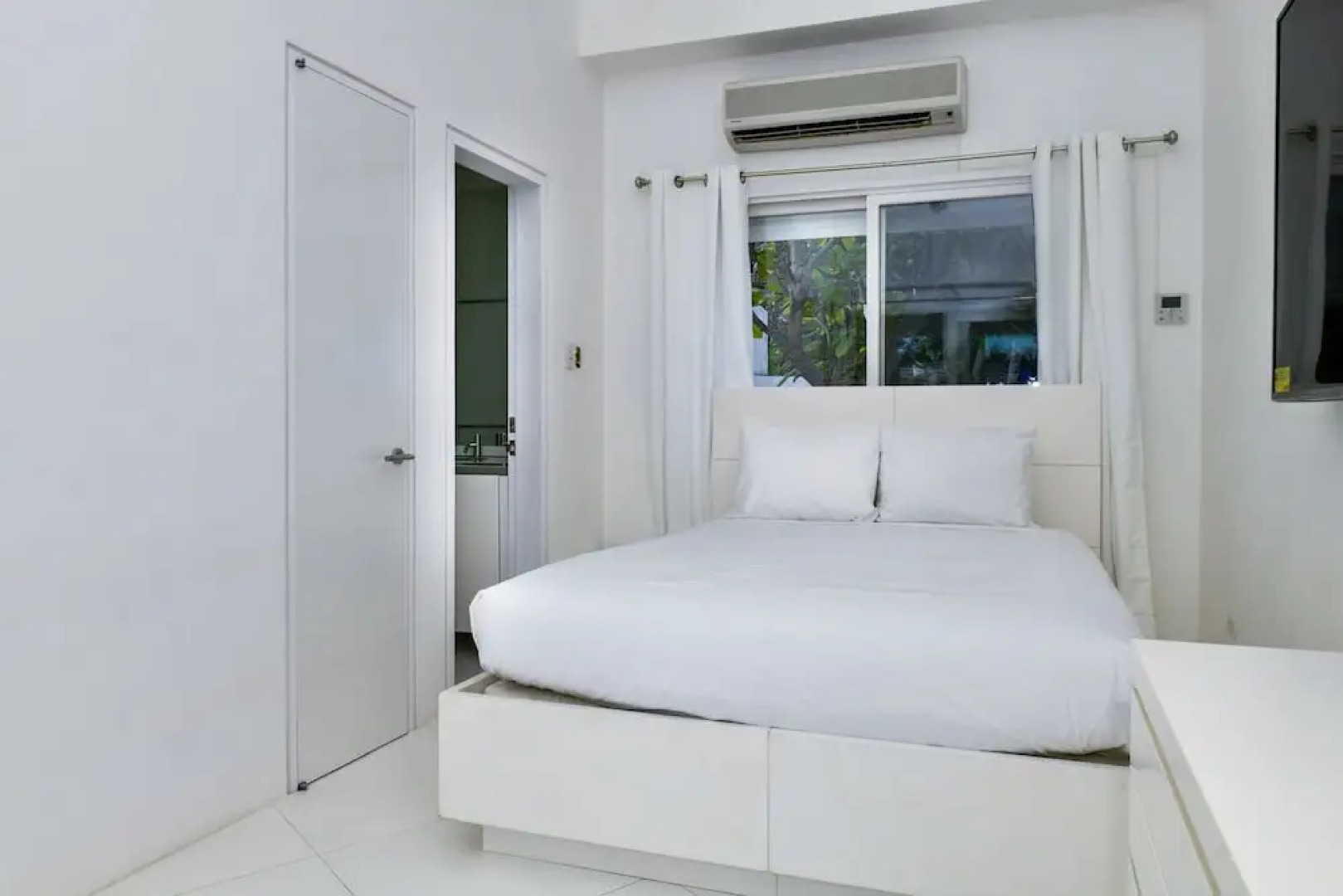 Ocean Front 7-bedroom 7-bath Sunset Views Malmok!