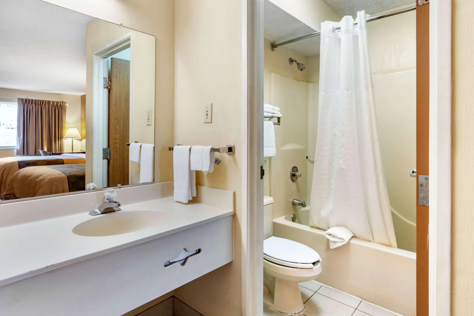 Econo Lodge Inn & Suites Southeast