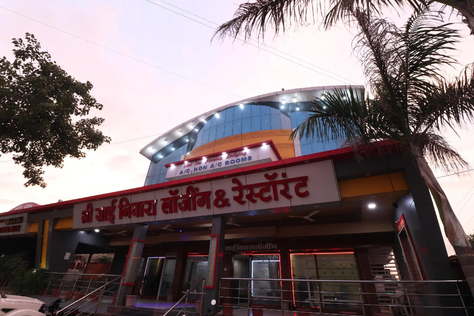 OYO 47855 Shri Sai Niwara Lodge