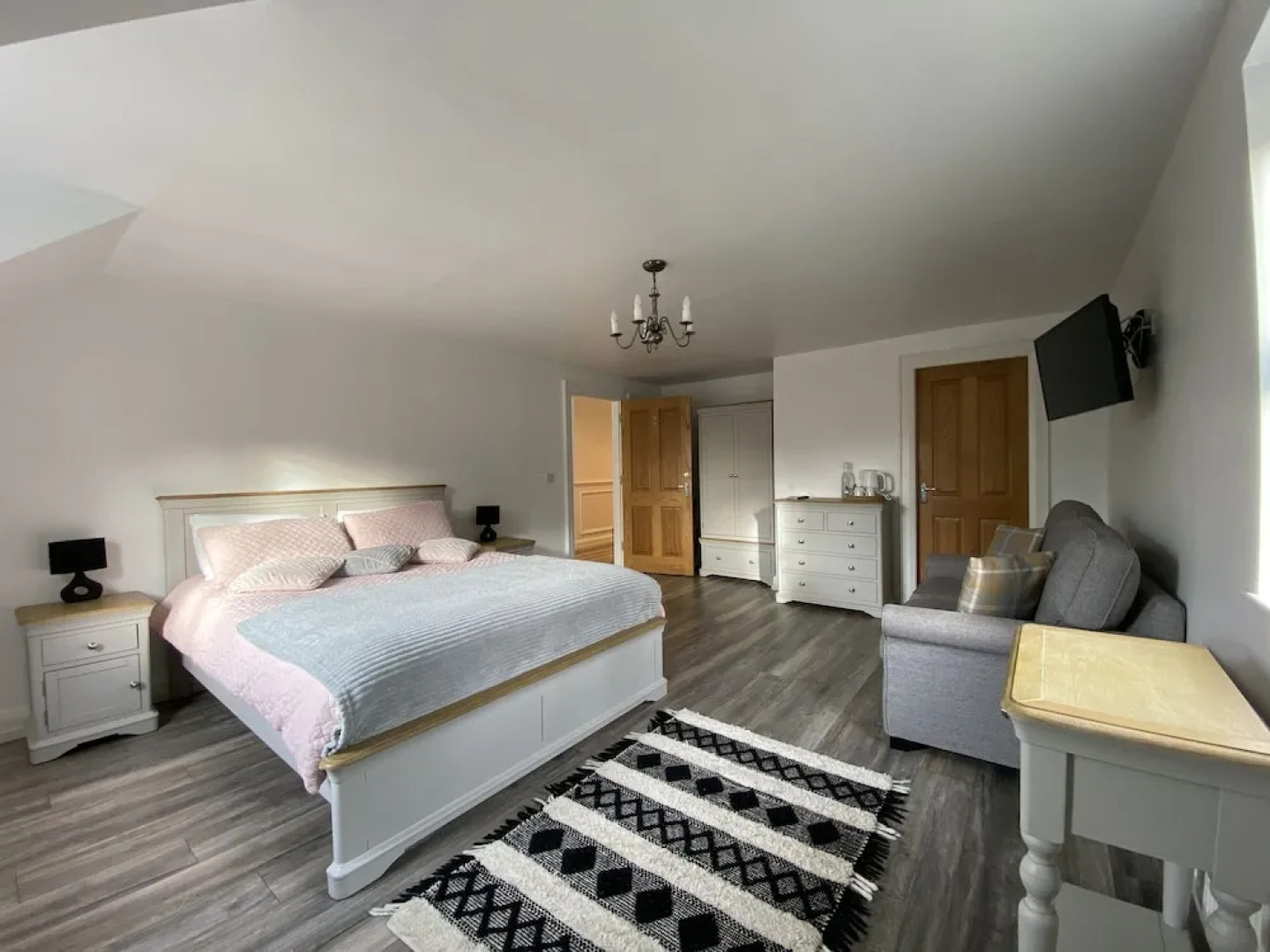 Rostrevor Valley Holiday Park- En-suite Rooms with Hot tub and Private Car Service