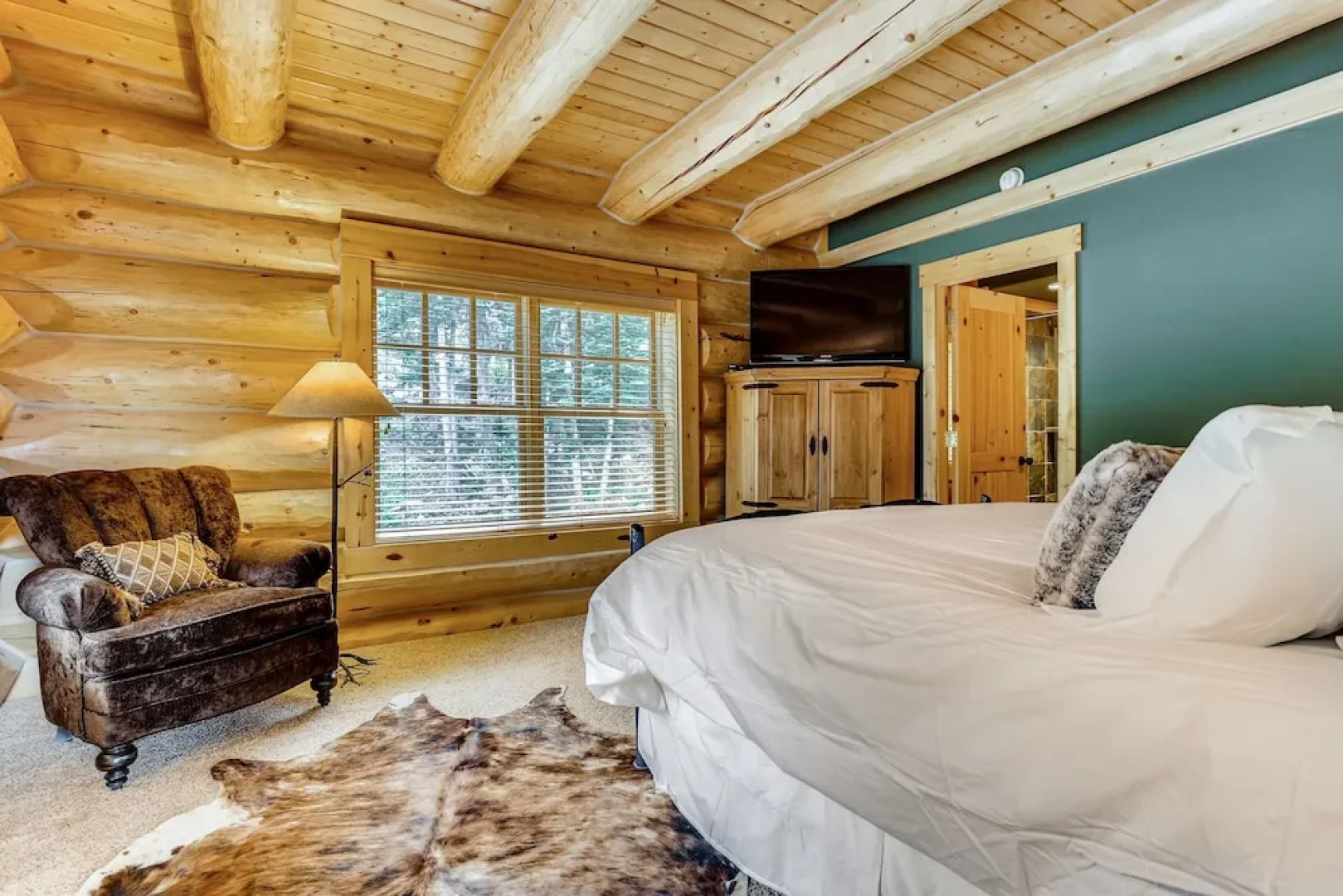 New Listing! Idyllic Mountain-view 4 Bedroom Home