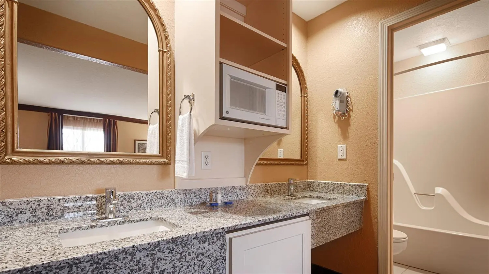 Best Western Cantebury Inn & Suites