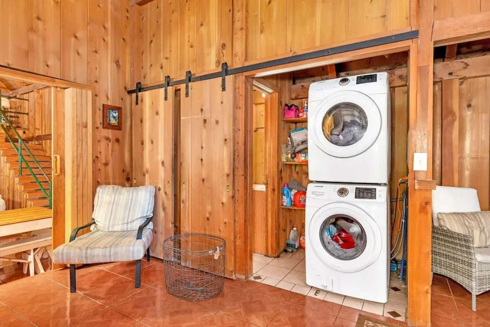 Rustic Knotty Pine - Minutes to the Water!