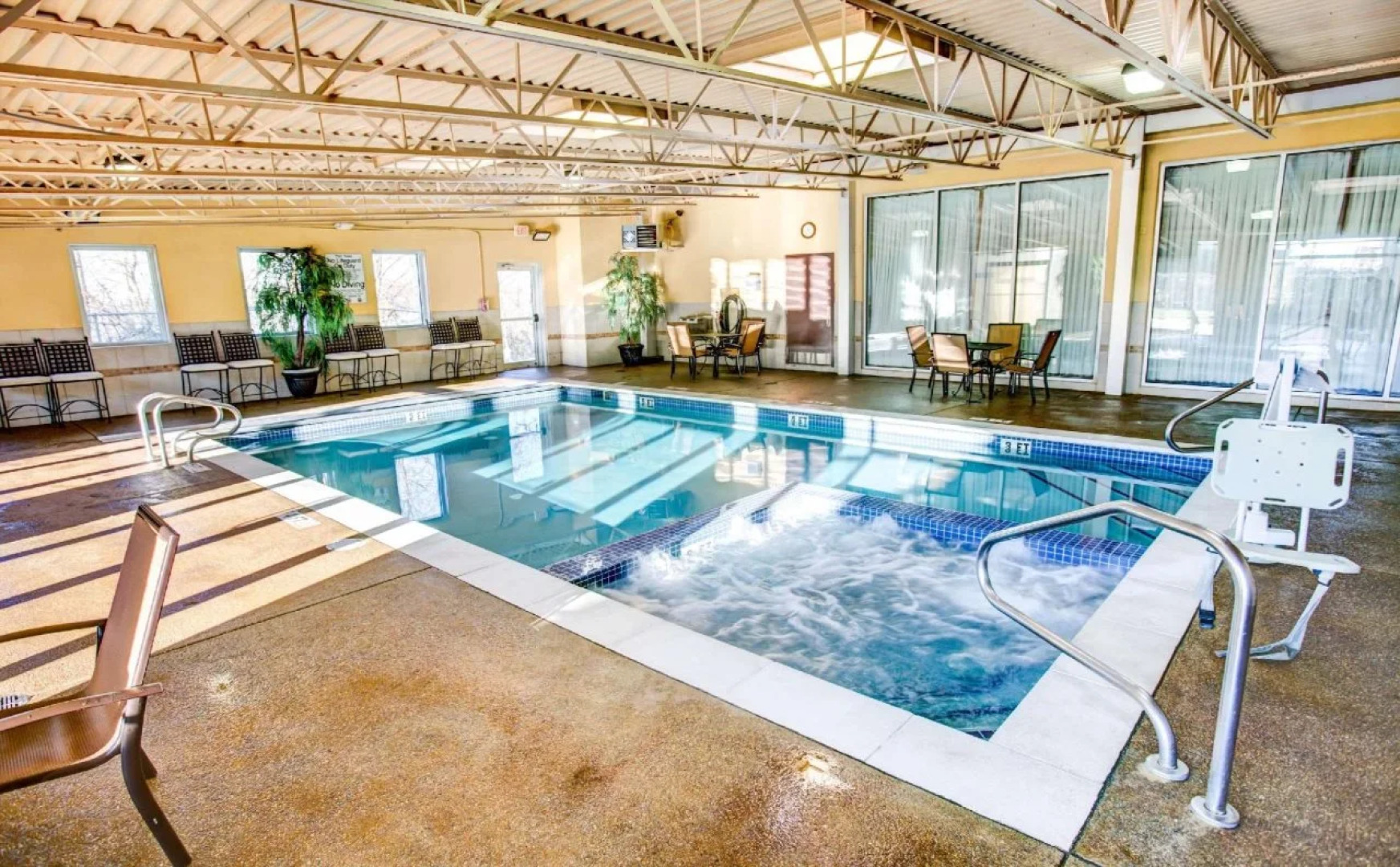 Comfort Inn & Suites Triadelphia - Wheeling