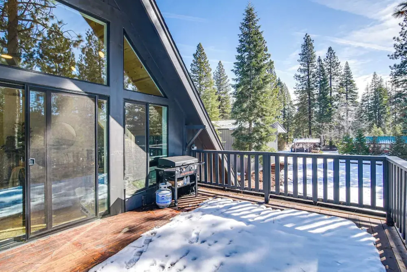 Westwood Cabin: Lake Almanor Across the Street!
