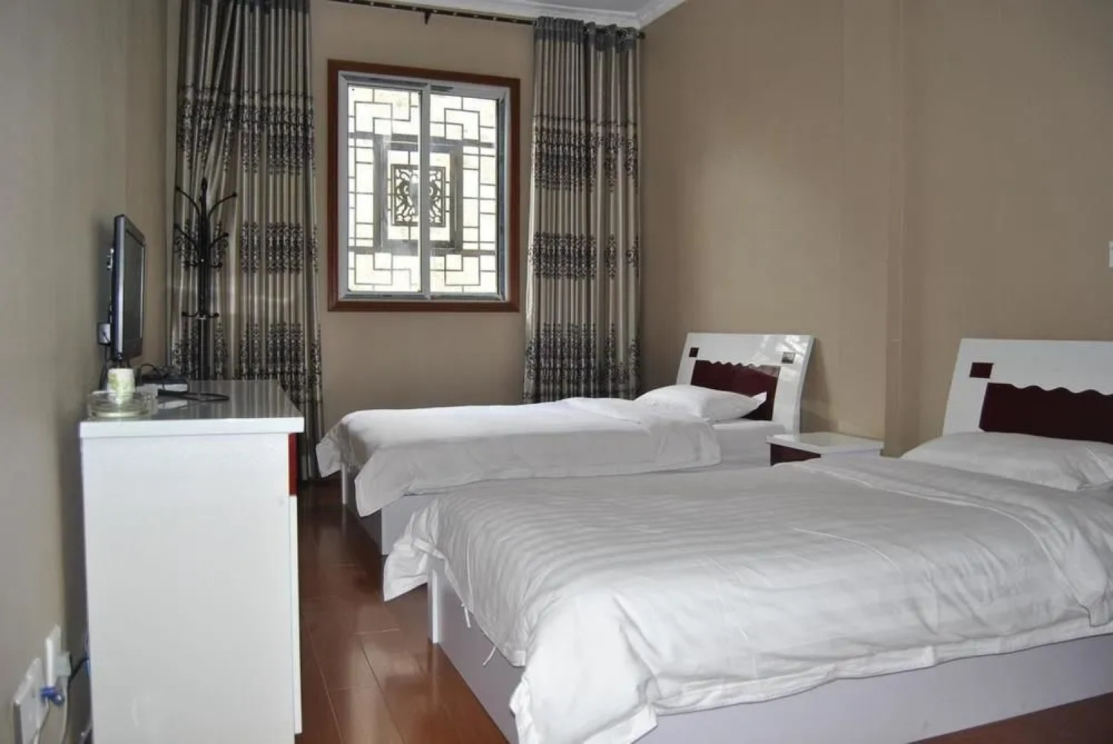 Lixian County Taoping Qiang Village Erma Inn