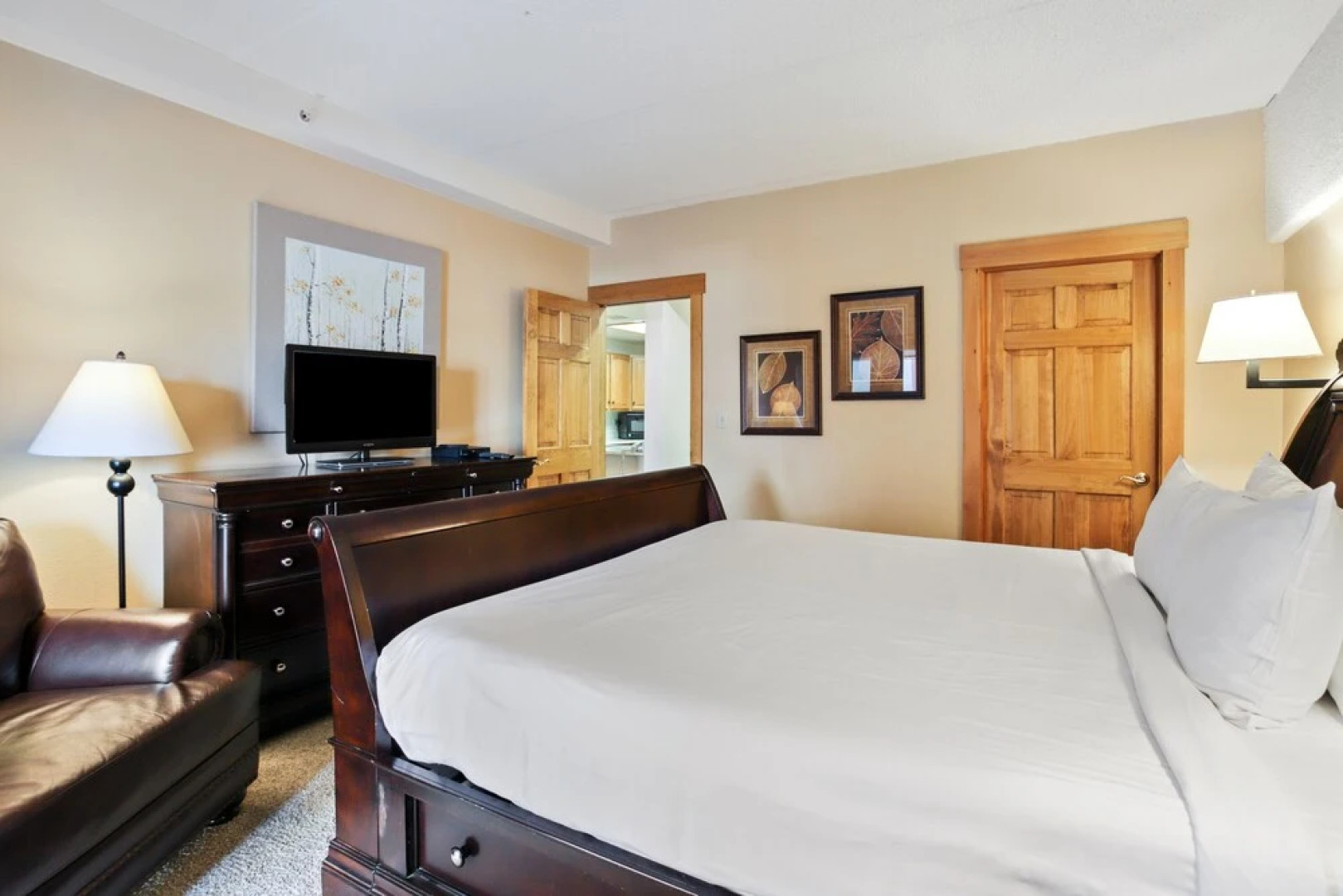 Perfectly Located 1br - Steps To Ski & Apres Fun - Sleeps 4 1 Bedroom Condo by RedAwning