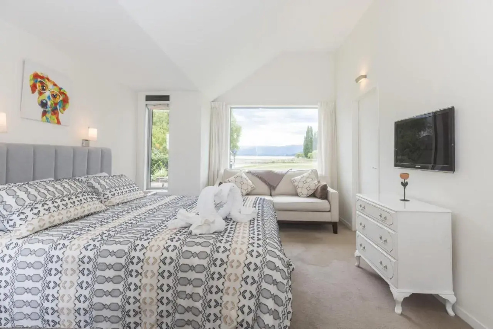 The Lakehouse - Cromwell Holiday Home