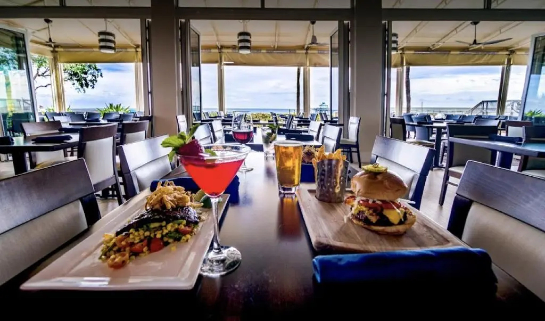 Lux 3 bedroom townhouse 1 block from the beach