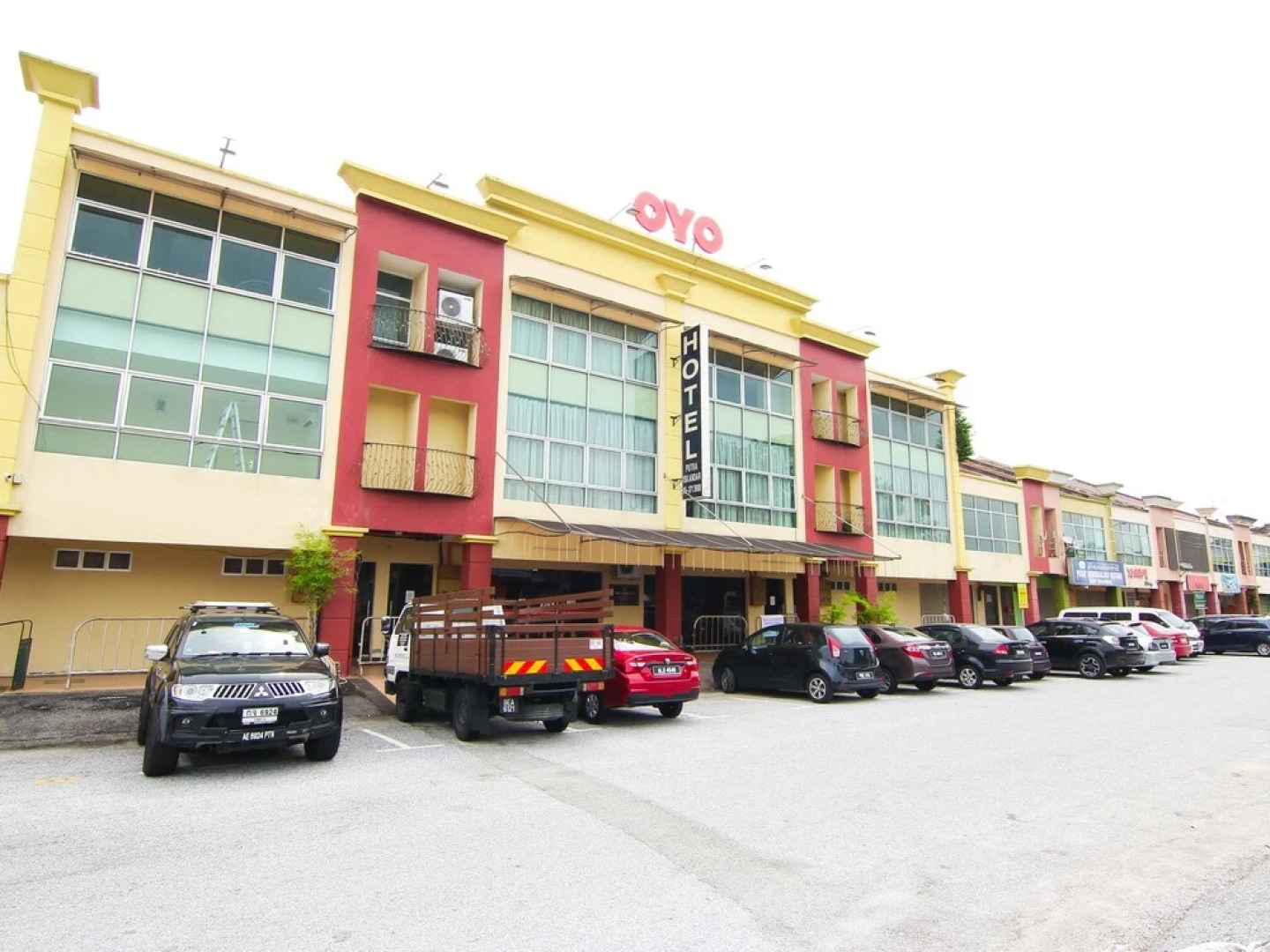 Hotel Putra Iskandar by OYO Rooms