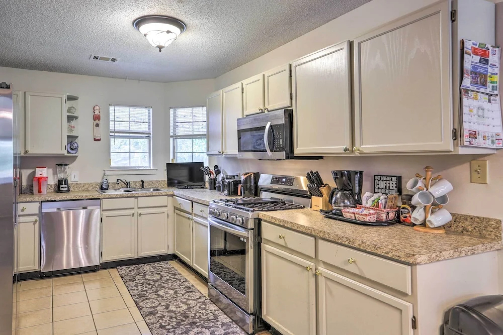 Charming Stockbridge Home: 23 Mi to Atlanta!