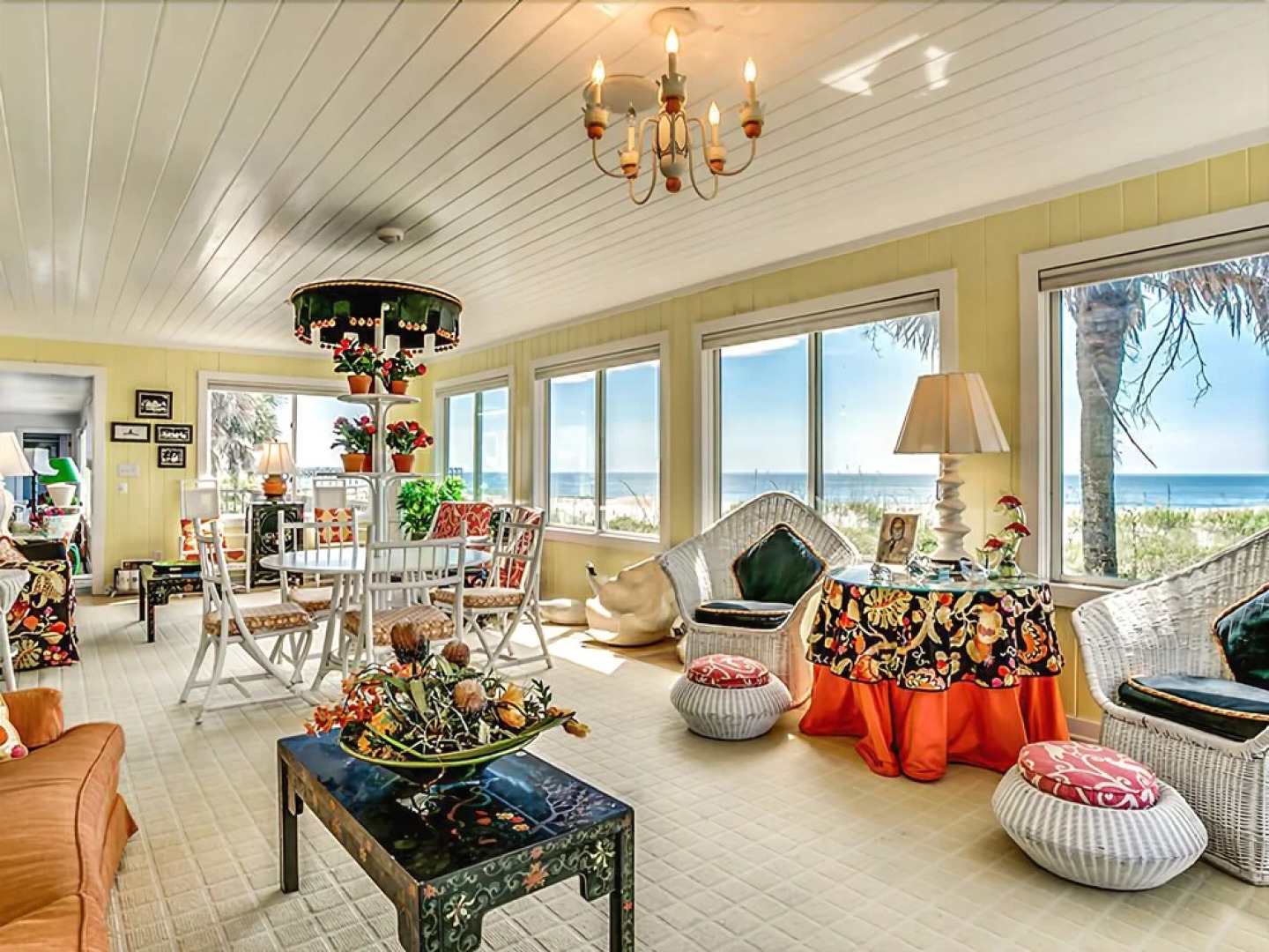 2000 Arthur Oxner 8 Br home by RedAwning