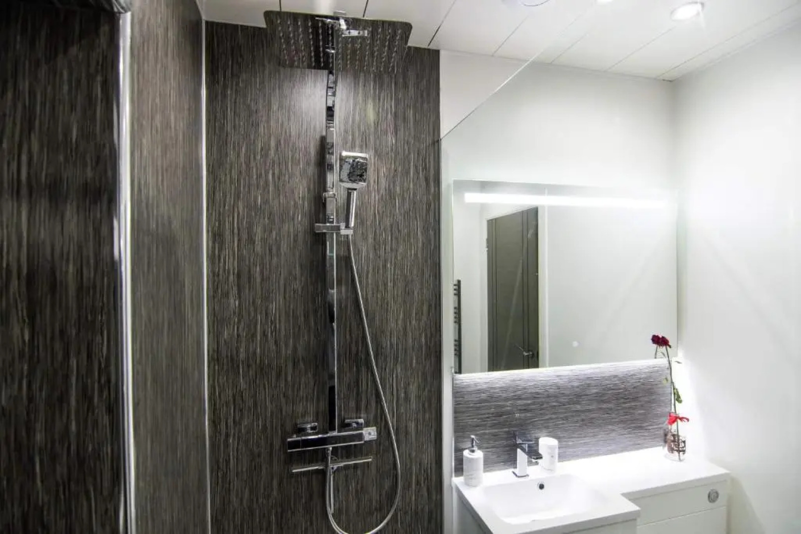 Stunningly Refurbished 1 bed Home on the N/e Coast