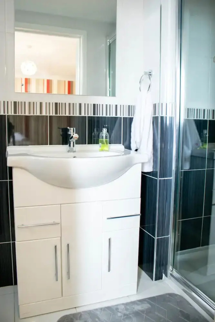 Spacious 5-bed House! Tilbury! Free Parking!