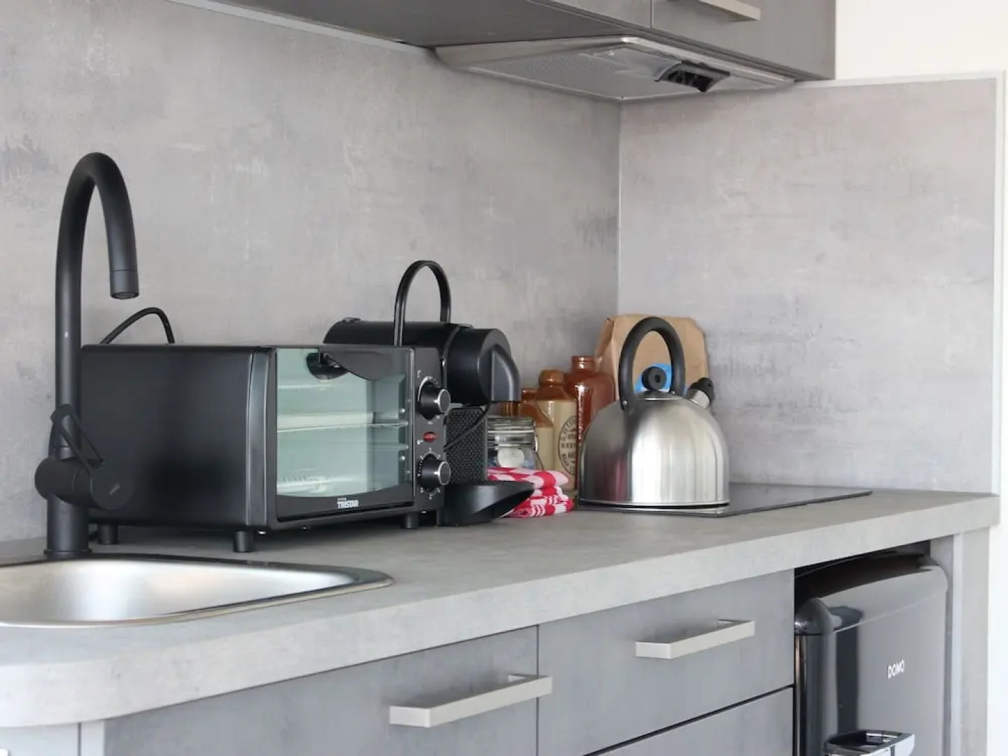 Cozy Houseboat at the Edge of the Marina