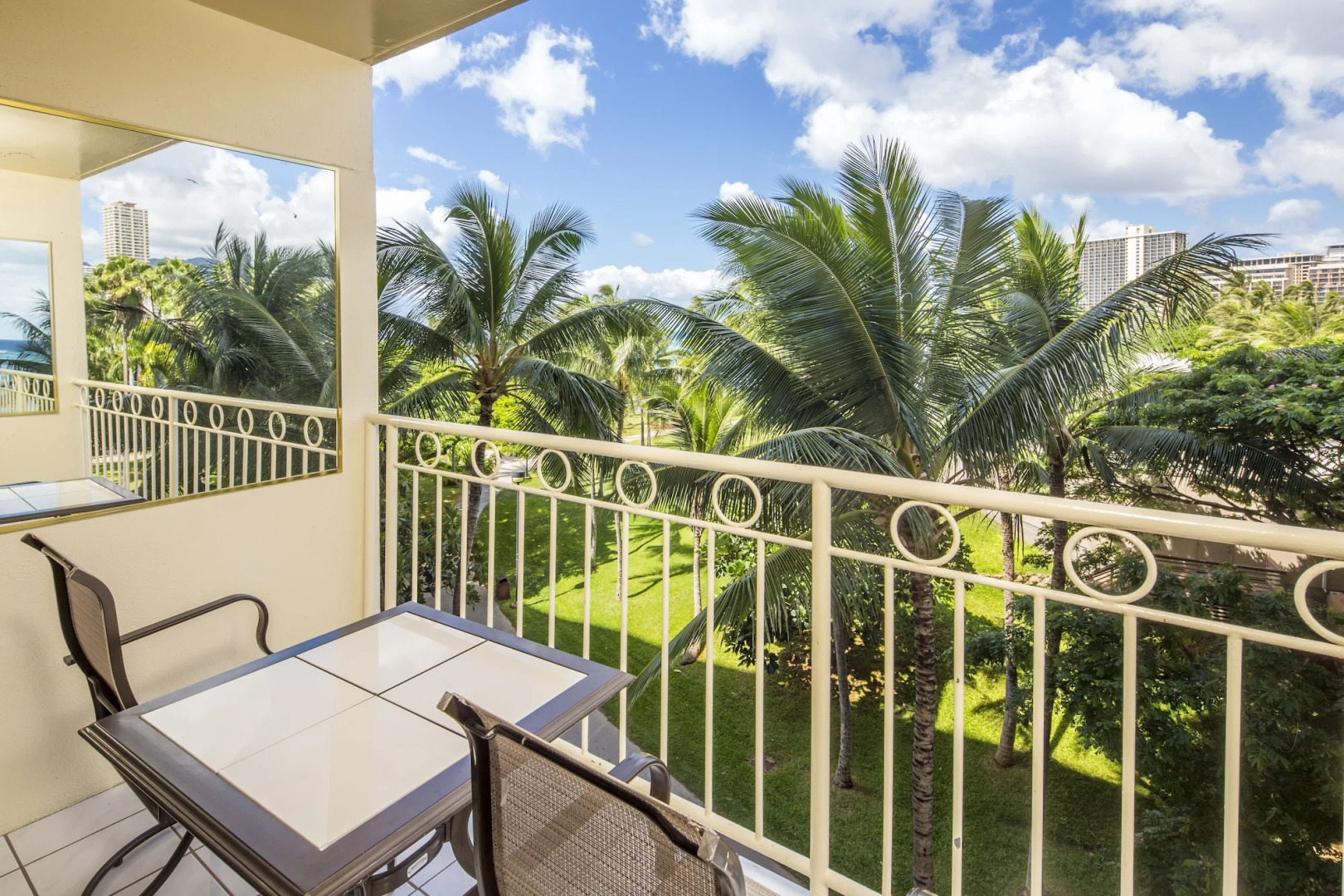 Castle Waikīkī Shore