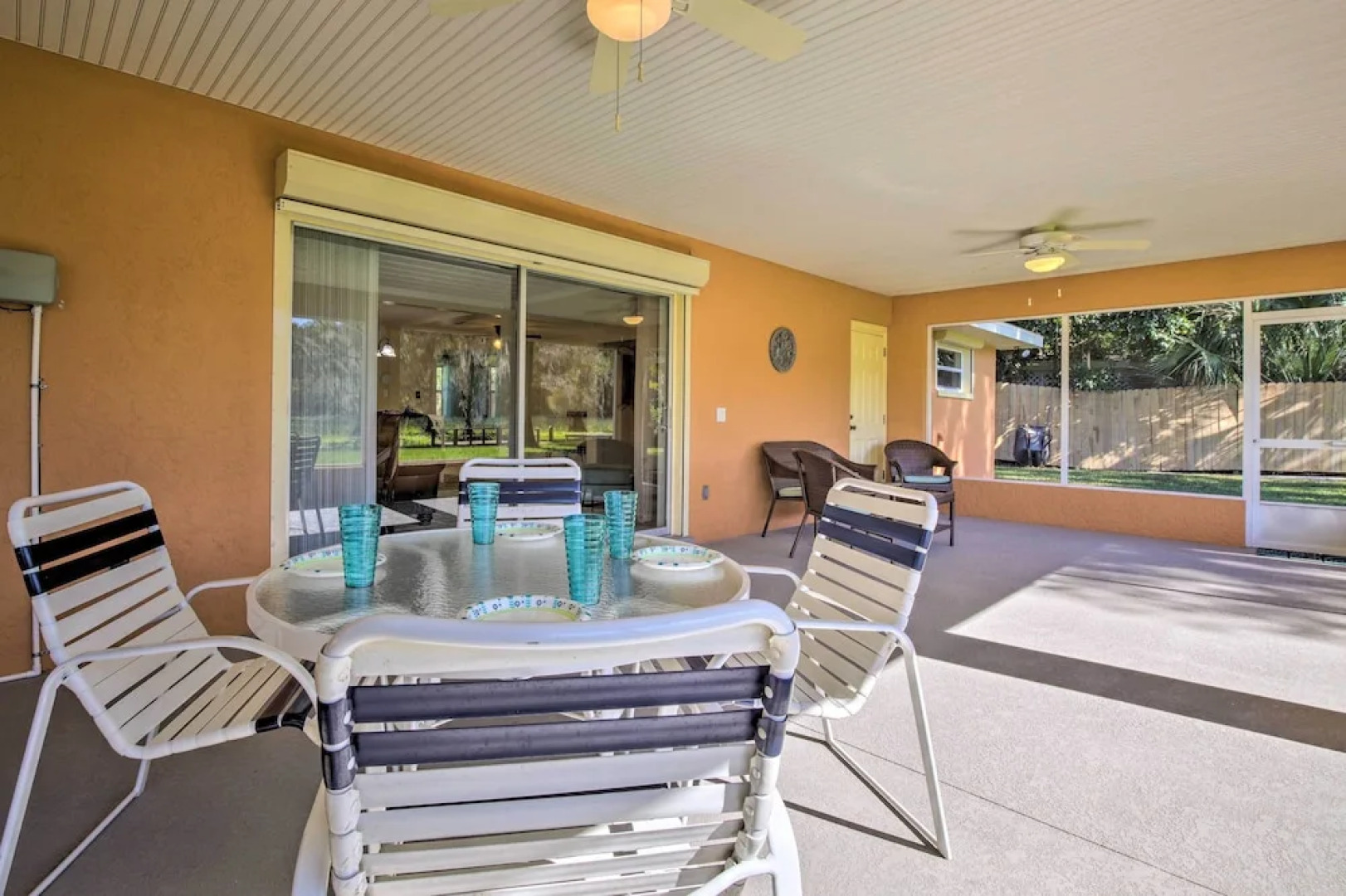 Rainbow River Oasis w/ Kayaks + Furnished Sunroom!