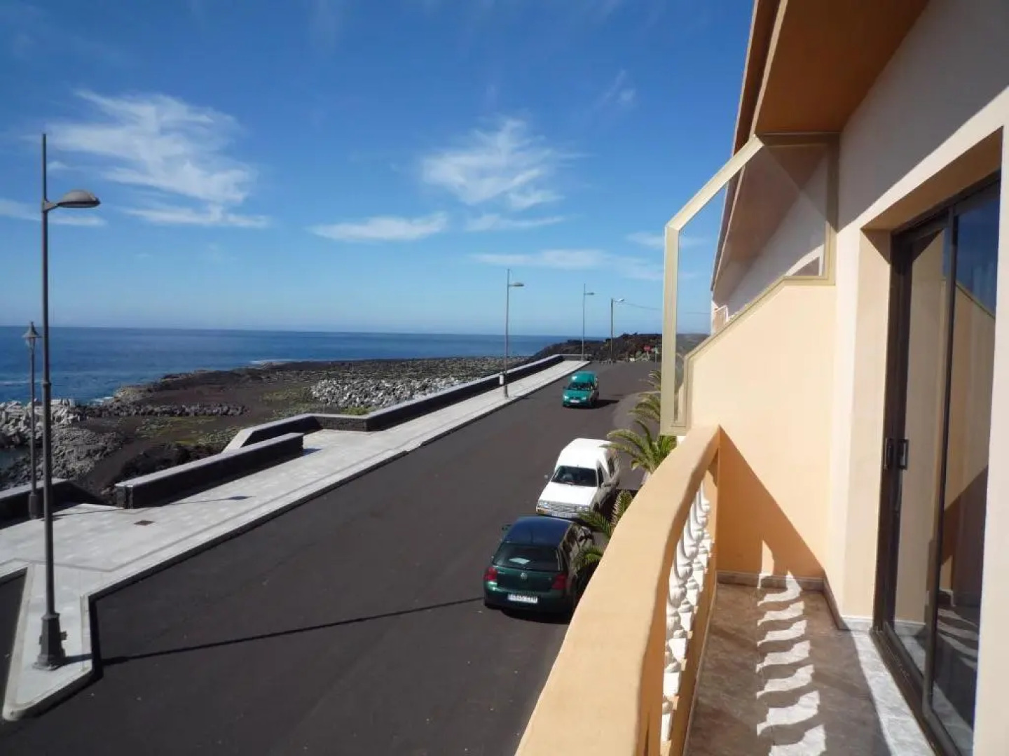 VV 122 con Balcón en primera línea de mar