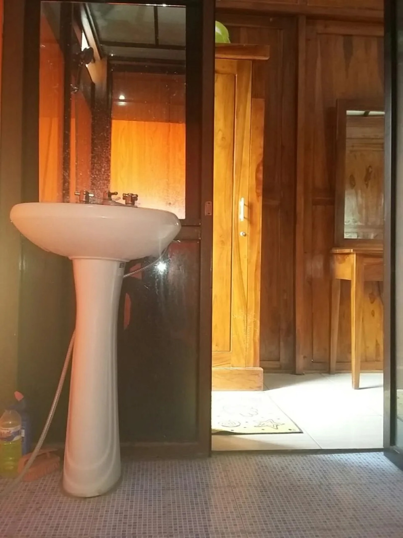 Rumah Kayu Pinggir Kali