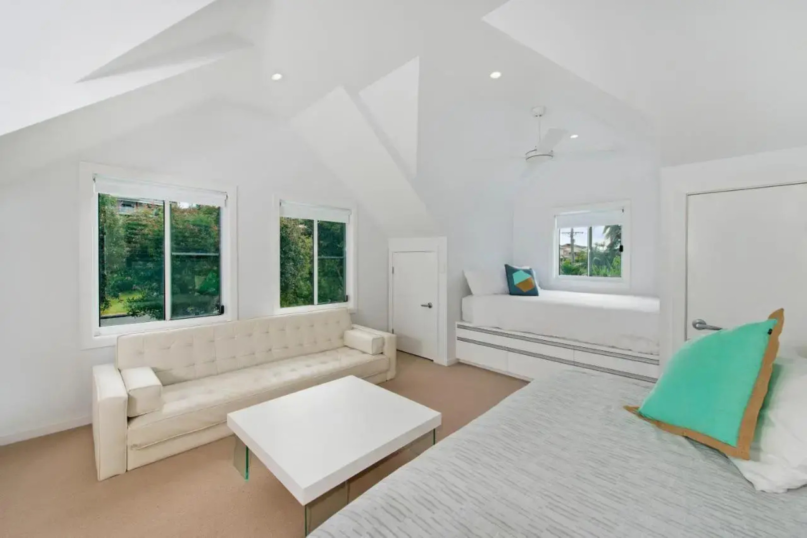 Middle Rock Beach House - Beach Front, Lake Cathie