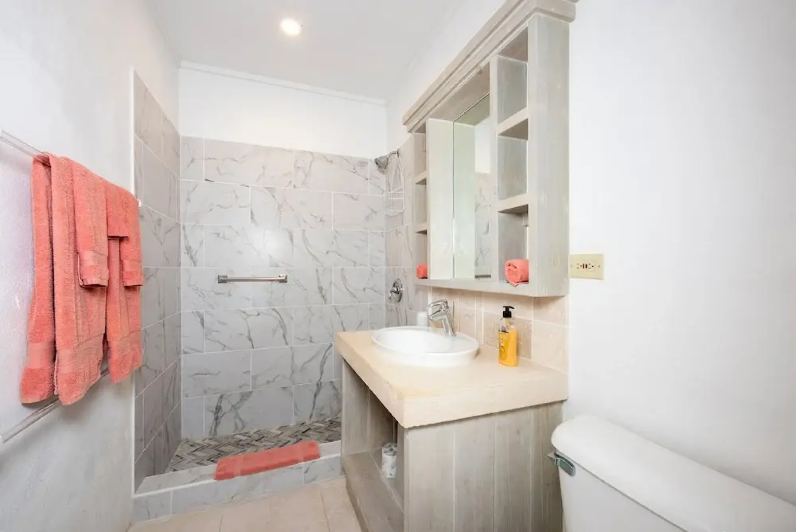 Oceanfront Elegance: Lovely Home With Views