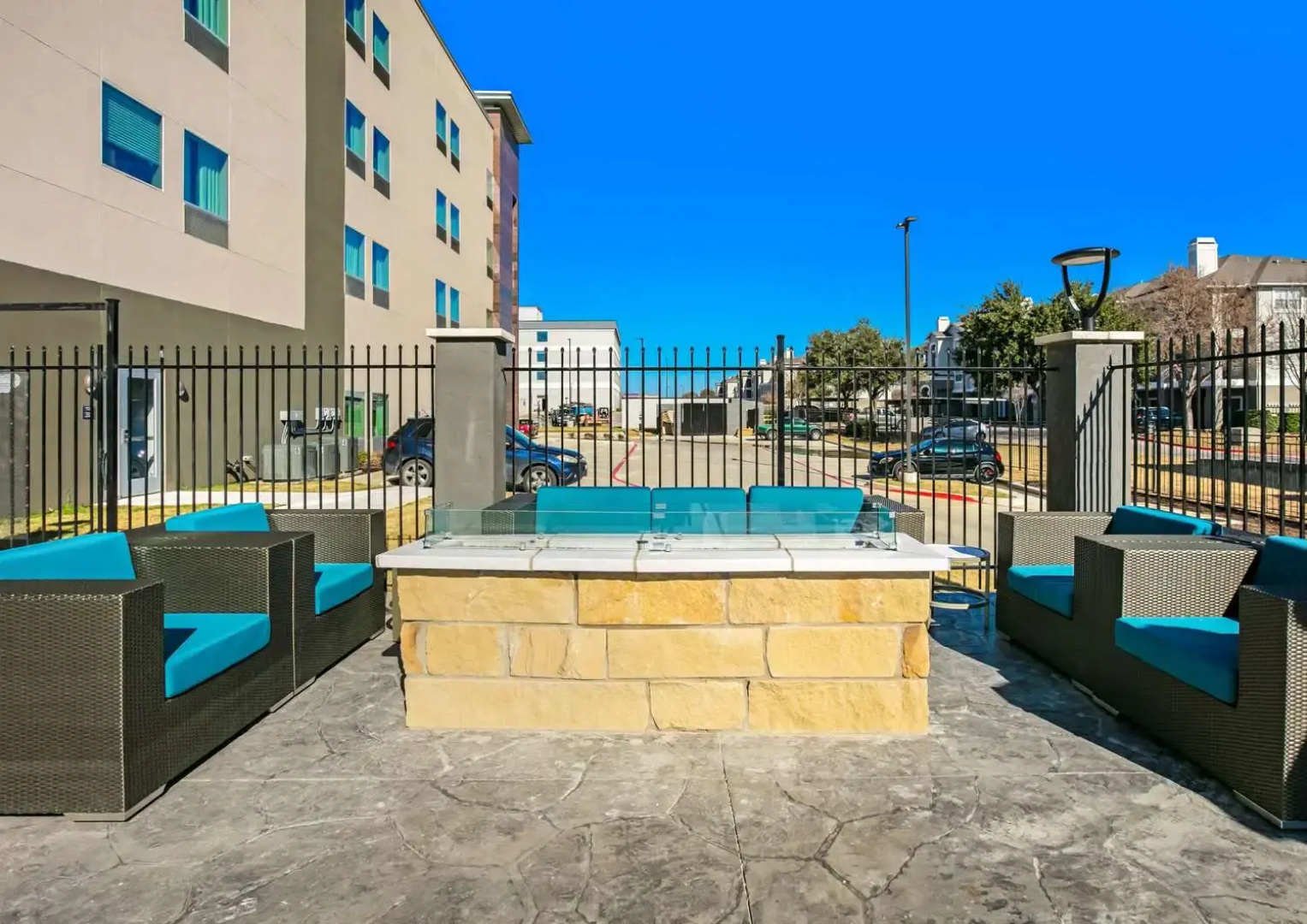 La Quinta Inn & Suites by Wyndham DFW West-Glade-Parks