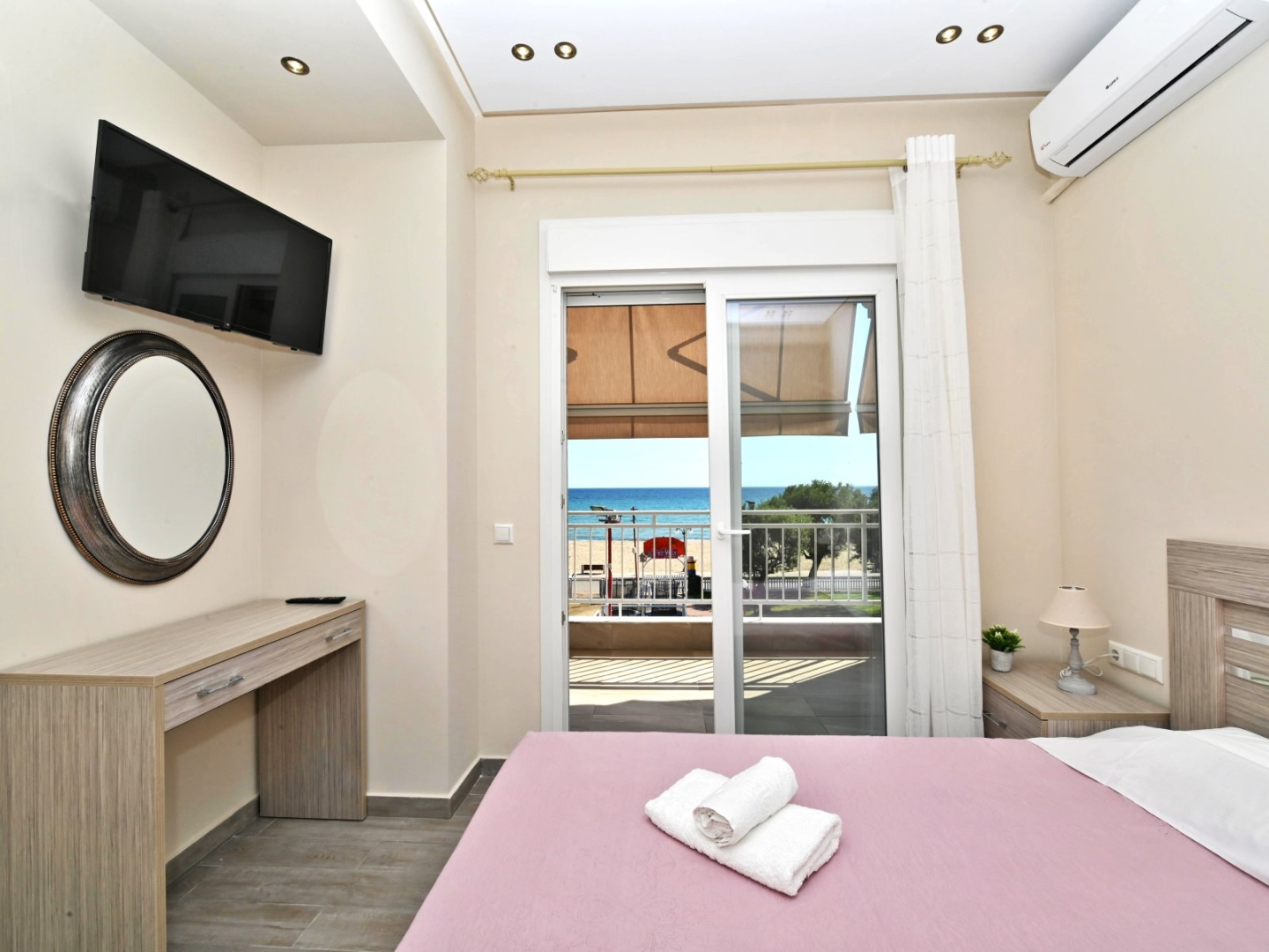 Sabbia Seafront Apartment 3 by TravelPro Servi...