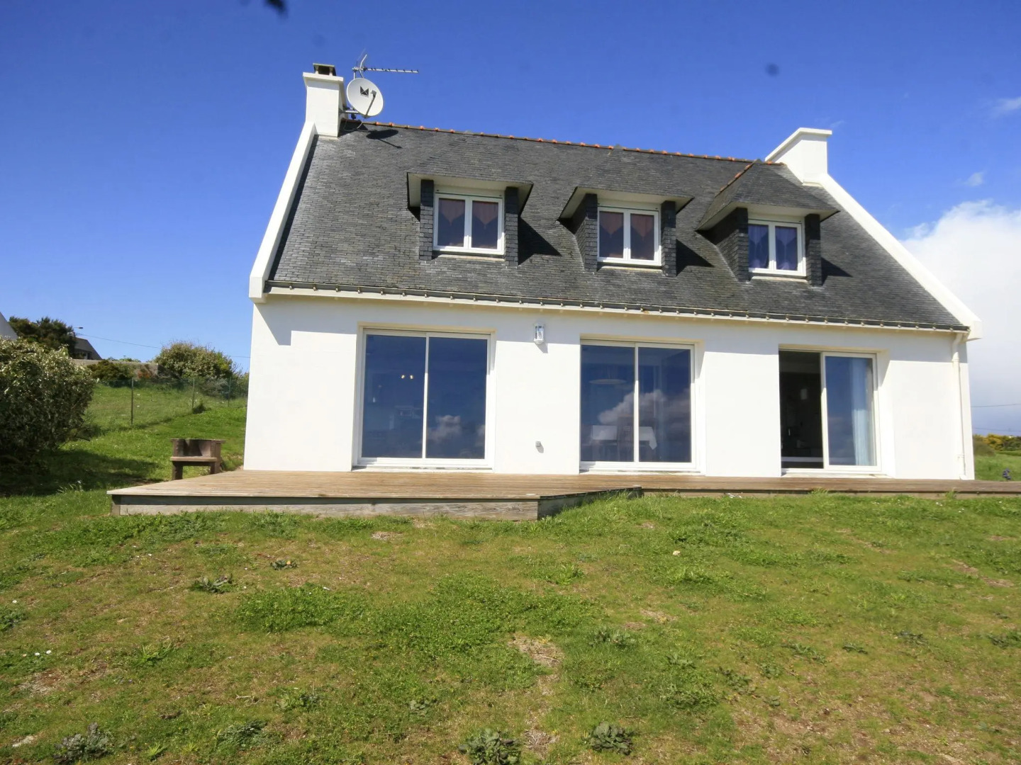 Beautiful villa by the sea with a large garden, jacuzzi, sauna and steam room.