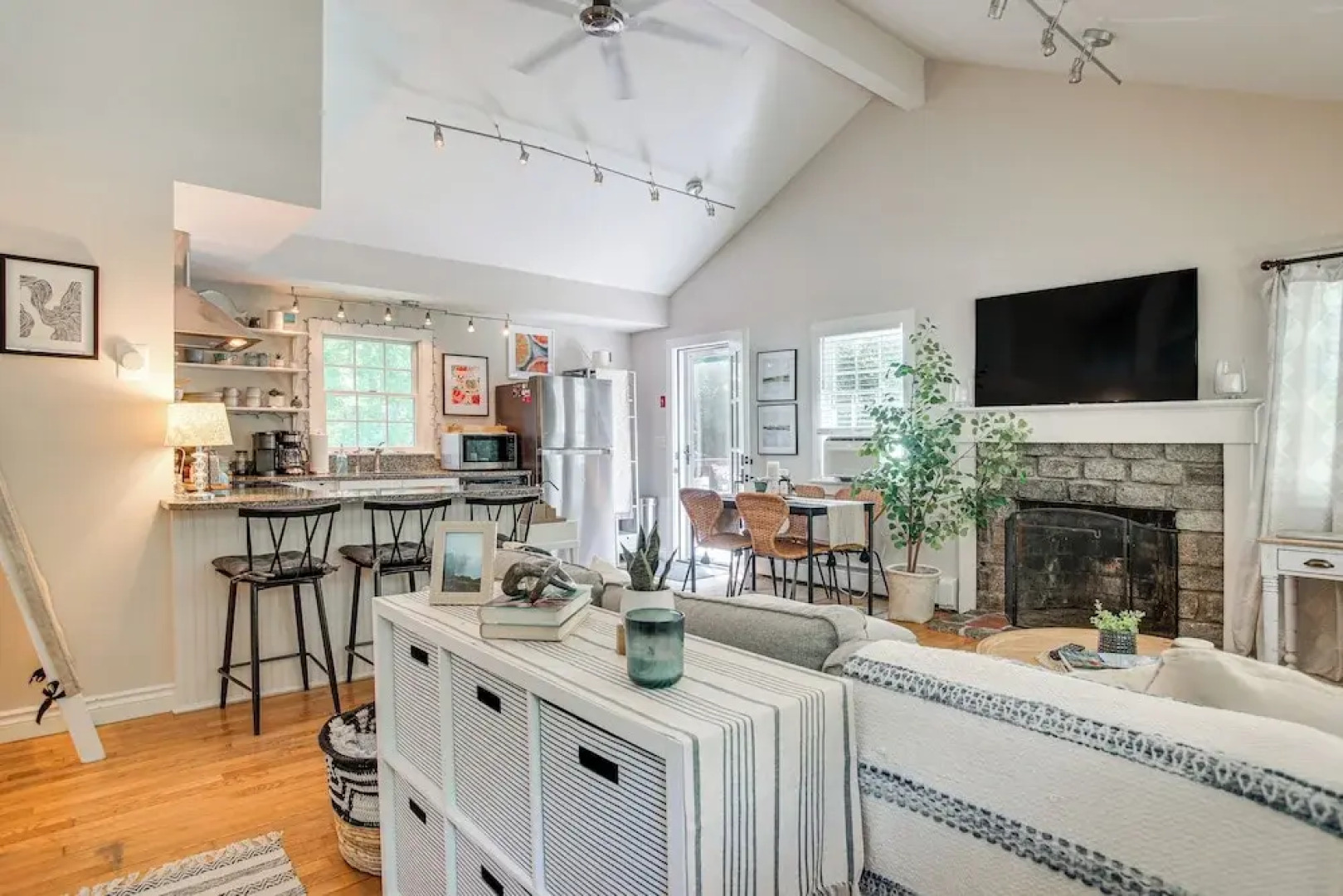 Charming Cape Cod Cottage: 4 Mi to Bristol Beach!