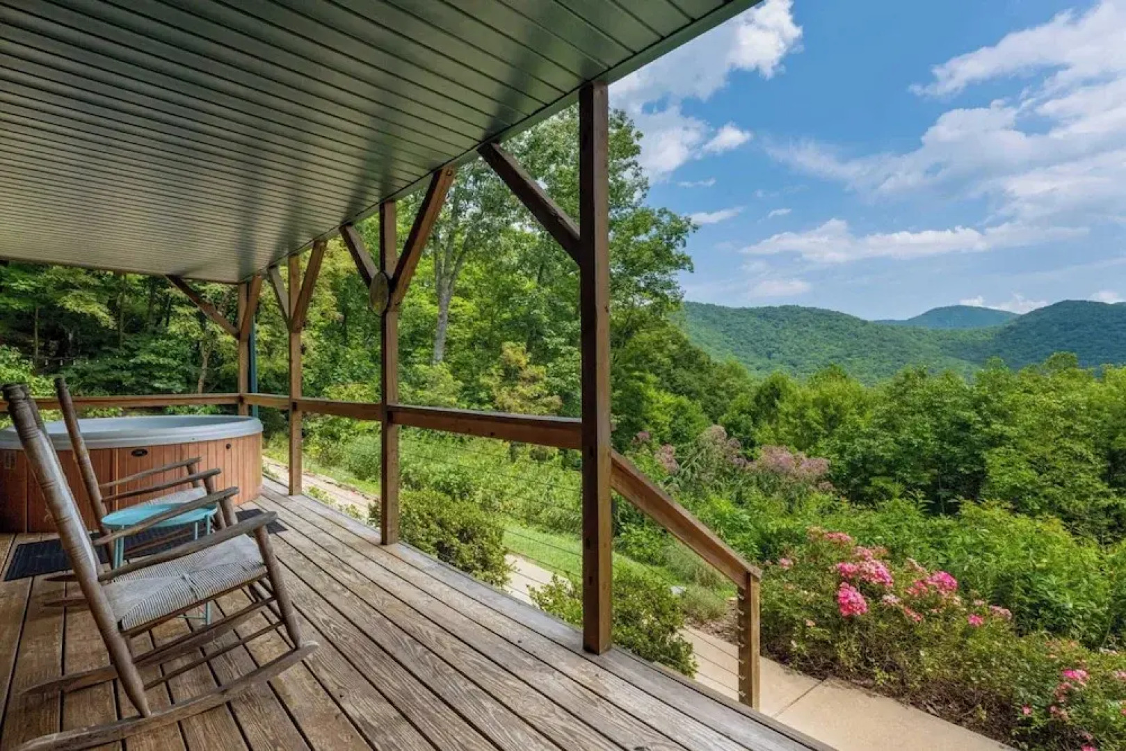 Among the Clouds by Avantstay Views + Hot Tub