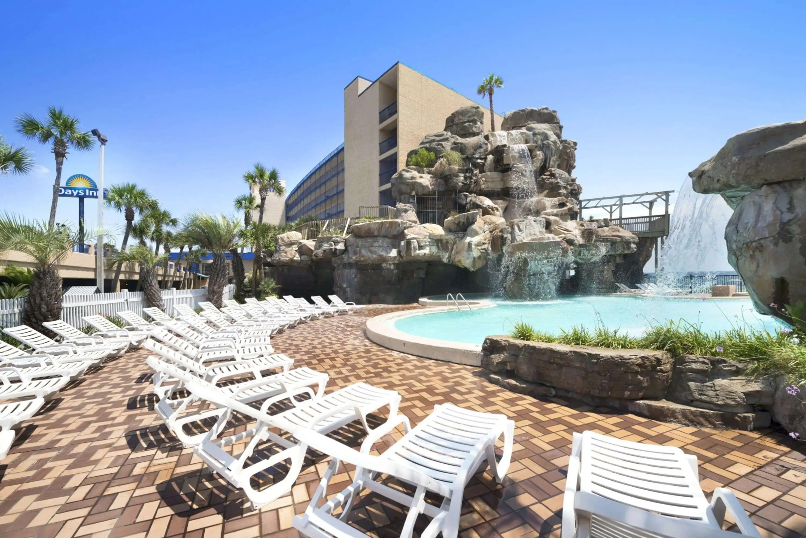 Days Inn by Wyndham Panama City Beach/Beachfront Resort