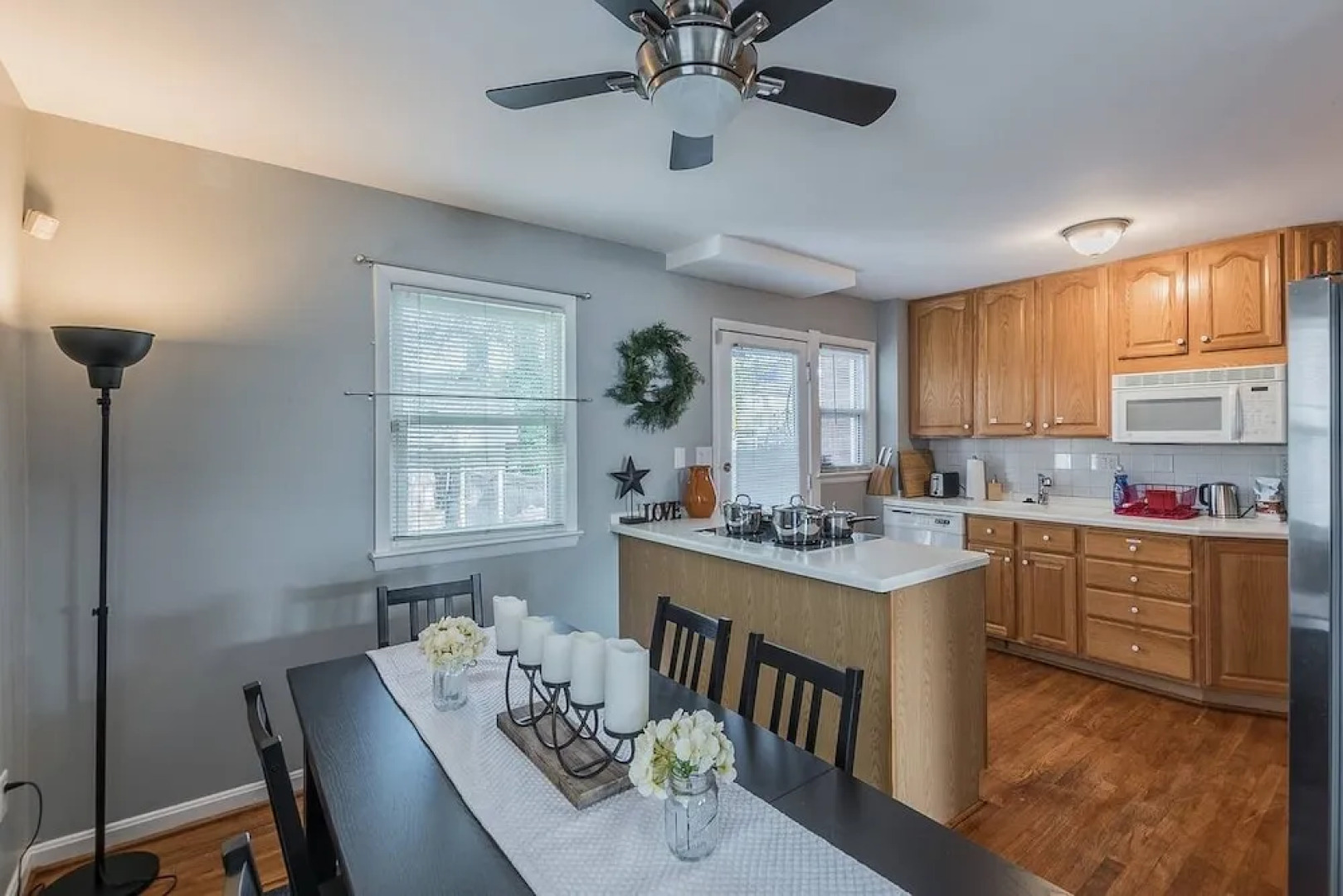 Gorgeous House with Pool Table 1 block to metro