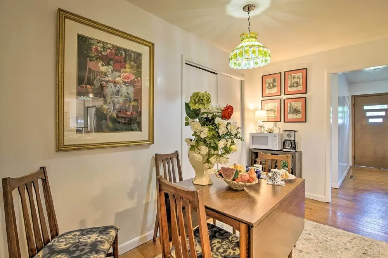 Bright Springfield Home: Walk to Nature Center!