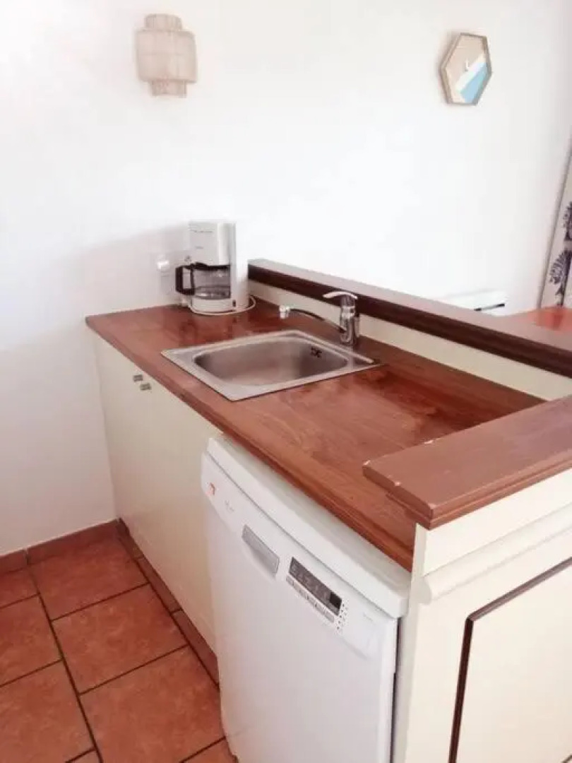 Maison au milieu des pins entre golf et océan