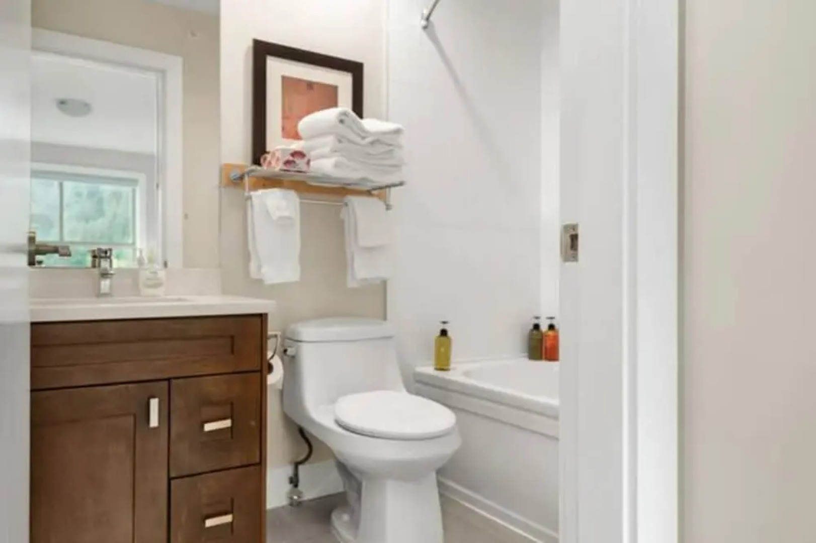 Harrison Lake Pets Welcome 3BR Suite