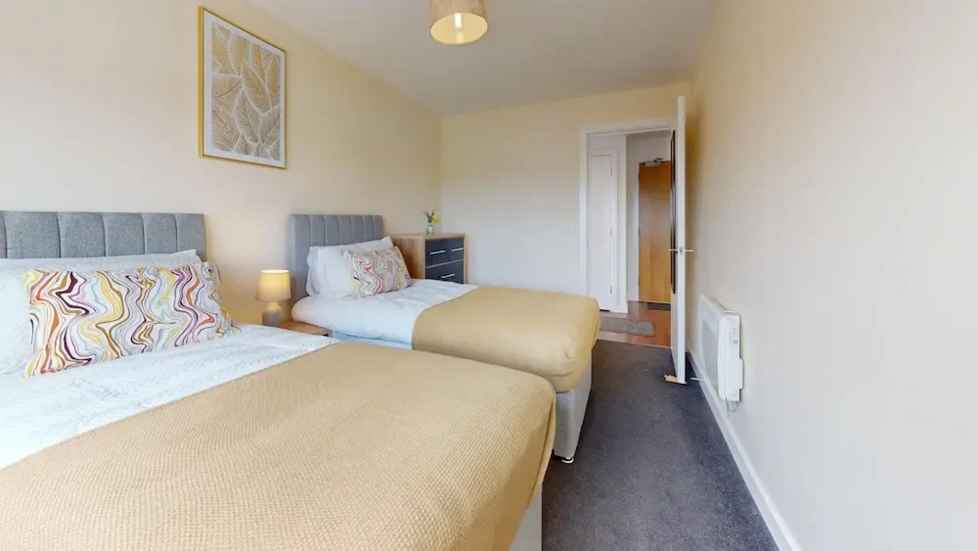 Basildon - 2 Bed Flat - Sleeps 5 - Near Station