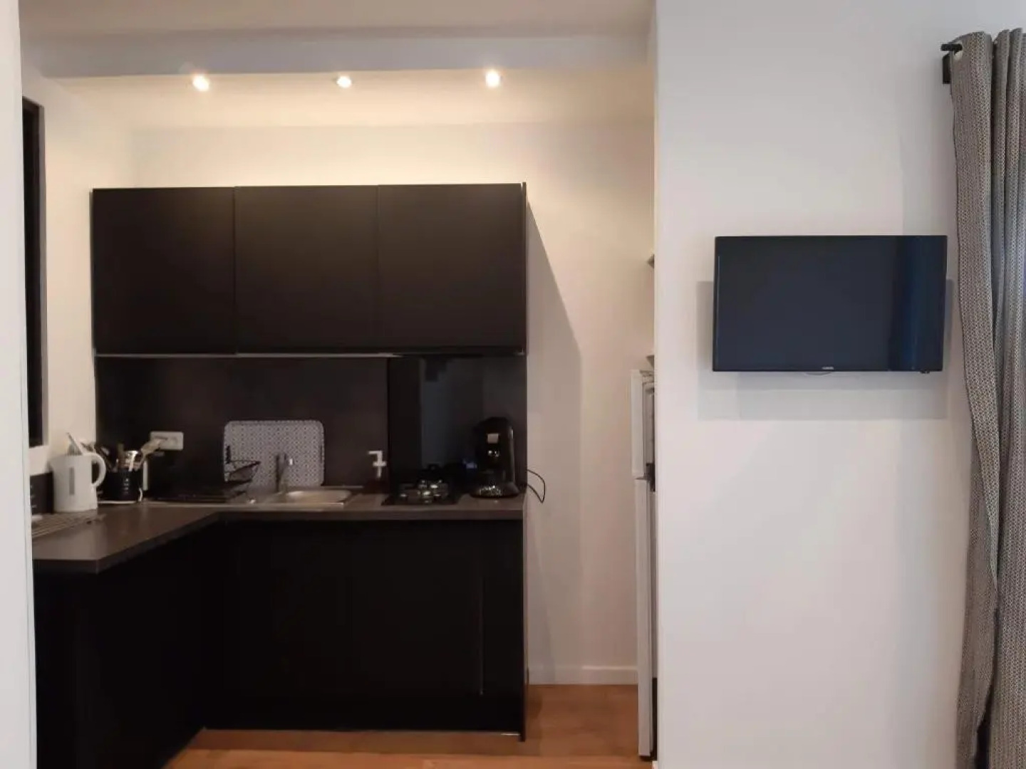 HOME SWEET HOME 2 pièces 42 m2 Chambre, salon, cuisine, grande terrasse, parking proche centre ville et mer