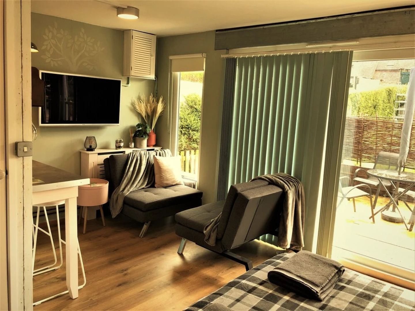 Unique 1+ bed Cabin, Parking and Private Garden